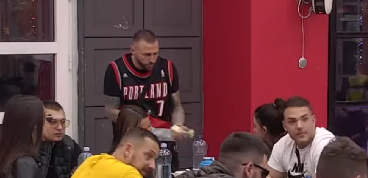 ŠOK! Ša Moniki dao ovoliki budžet, a svi za stolom zanemeli kada su čuli reči koje joj je uputio nakon svega!