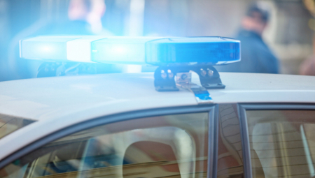 JEZIV UDES NA IBARSKOJ MAGISTRALI Automobil potpuno uništen nakon sudara s autobusom, delovi vozila rasuti po putu