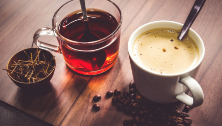 MOGU LI ČAJ I KAFA DA ZAMENE VODU? Evo kako utiču na hidrataciju kože