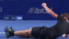 JEZIVE SCENE NA TERENU! Teniser se ukočio i pao od bolova! (VIDEO)