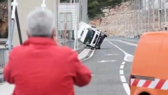 VETAR PREVRNUO KAMION! Most u Dubrovniku zatvoren za saobraćaj (VIDEO)
