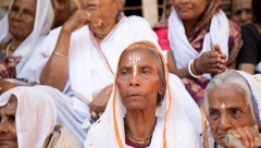 U OVOM GRADU ŽIVE SAMO "UKLETE" ŽENE Nekada su ih spaljivali na lomači, a danas ošišane na kratno i obučene u belo same čekaju svoju smrt!