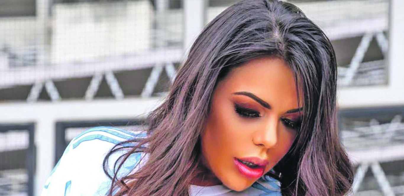 BUM BUM Vrela Brazilka ponovo nacrtala slavnog Argentinca na svom telu: MESI, MESI, MESI...