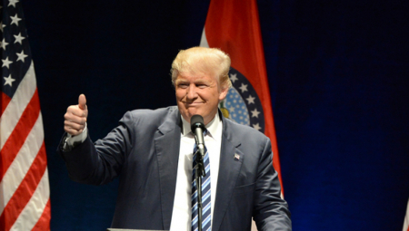 PANIKA Otkazao motor na Trampovom avionu, morao prinudno da sleti!