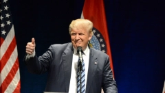 TRAMP RASTURIO NA EPL STORE Njegova društvena mreža "Trampova istina" na prvom mestu