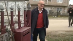 GORAN VESIĆ U OBILASKU GAZDINSTVA U MLADENOVCU Domaćin Predrag ga dočekao, zamenik gradonačelnika podelio poklone (VIDEO)