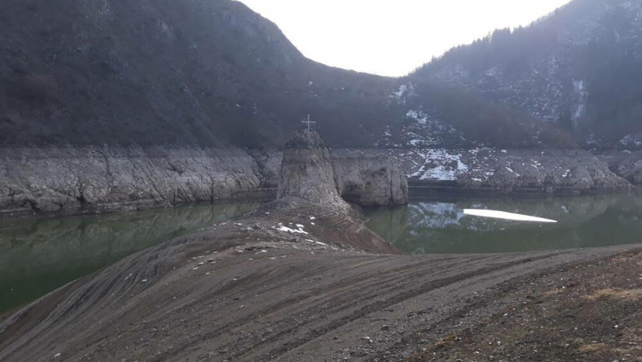 POSLE DECENIJA U MRAČNIM DUBINAMA Iz Zlatarskog jezera "izronili" stara crkva i groblje