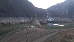 POSLE DECENIJA U MRAČNIM DUBINAMA Iz Zlatarskog jezera "izronili" stara crkva i groblje