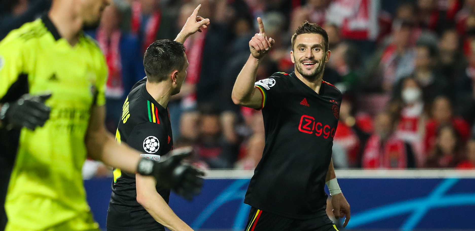 DVA REMIJA! Šest golova na dve utakmice, Dušan ponovo lider Ajaksa, Mančester se izvukao pred kraj meča!