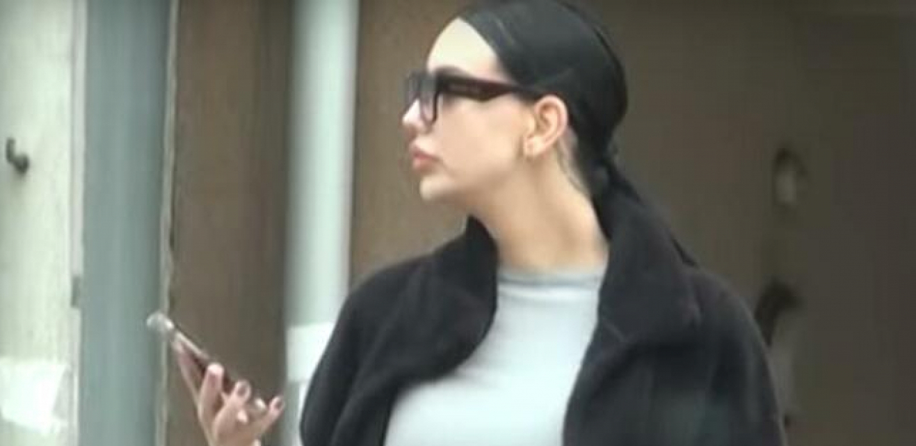 JEL ONA UOPŠTE BILA U DRUGOM STANJU?! Izgled Katarine Grujić samo dva meseca nakon porođaja šokirao sve, reakcije na go stomak se samo nižu! (FOTO)