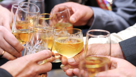 PREMINUO MUŠKARAC (52) OD PIĆA KOJE SVI  KONZUMIRAMO NA SVADBAMA: Osetio je mučninu nakon prvog gutljaja, otpuzao do toaleta, ali nije bilo pomoći