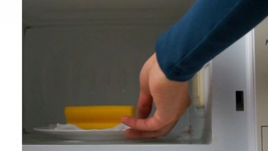 UKLONITE MASNOĆU ZA MINUT Stavite sunđer na 30 sekundi u mikrotalasnu i rešite se najvećeg problema u kuhinji