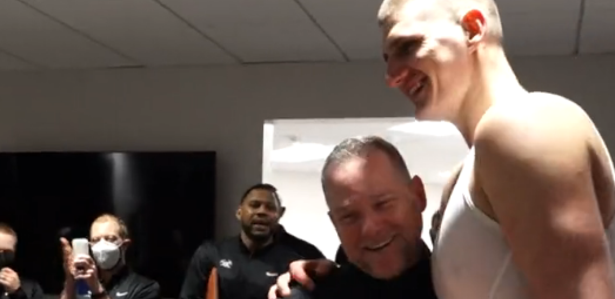 TOTALNI HIT! Jokić doneo trener poklon, pa onda jednom rečenicom nasmejao sve! (VIDEO)