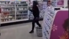 ZAKLJUČILA DA OD KOPANJA NEMA VAJDE Žena uletela sa pijukom u prodavnicu i opelješila sve