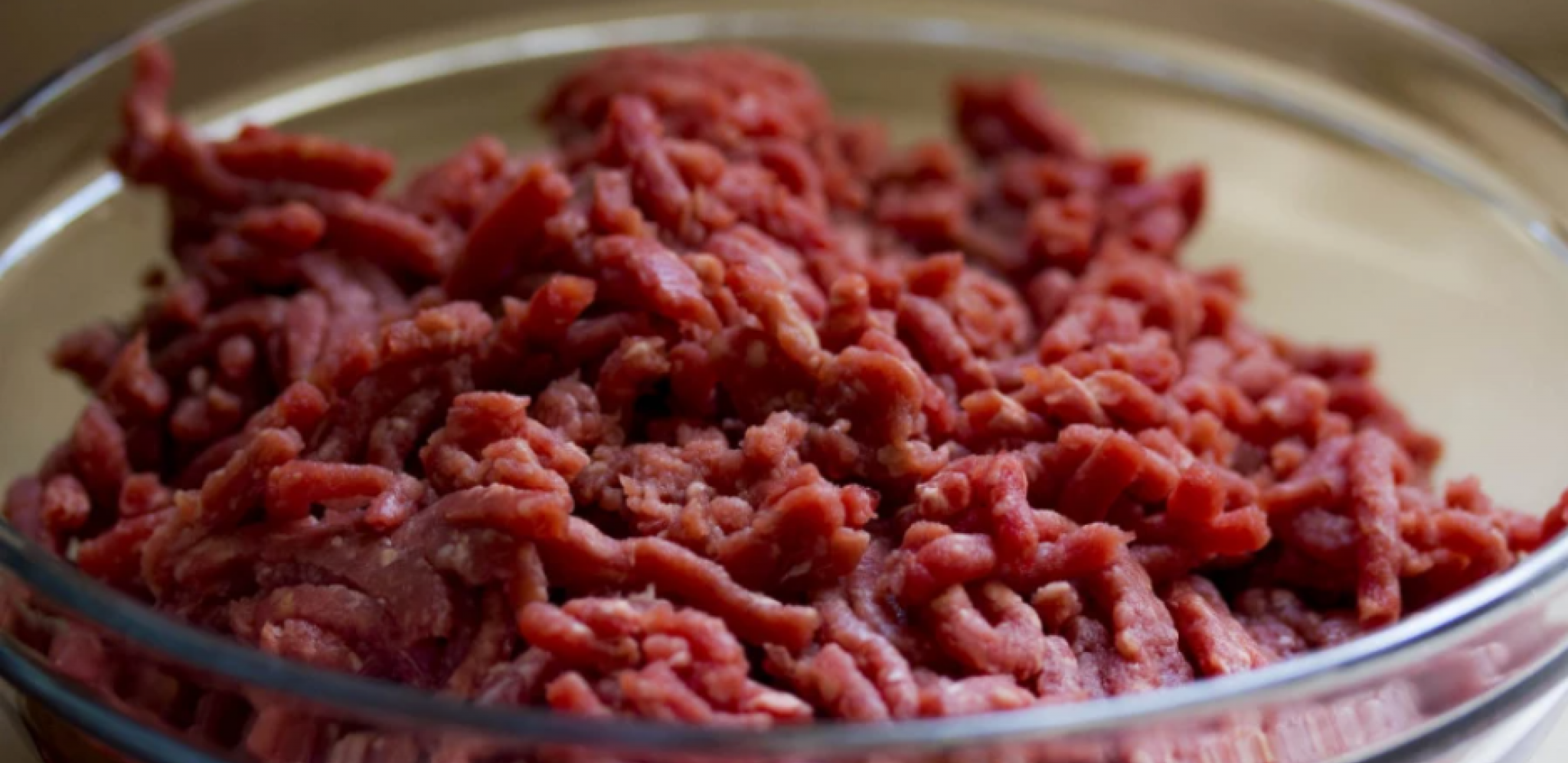 KOLIKO DUGO MESO MOŽE DA STOJI U FRIŽIDERU, A KOLIKO U ZAMRZIVAČU?  Odgovor zavisi od jedne bitne stvari