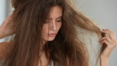 FRIZURA VAM IZGLEDA JADNO I NEUREDNO Maska sa kvascem momentalno vraća sjaj i vlažnost suvoj kosi