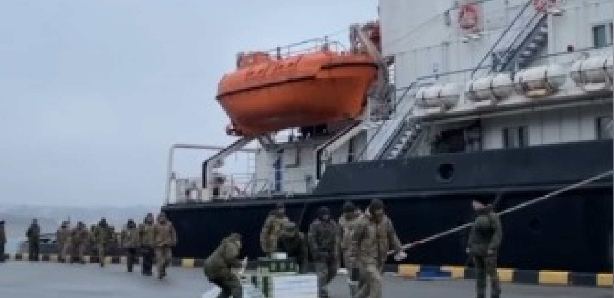 OBJAVLJEN SNIMAK "POGINULIH" VOJNIKA NA ZMIJSKOM OSTRVU 82 pripadnika Oružanih snaga Ukrajine se PREDALO ruskoj vojsci (VIDEO)