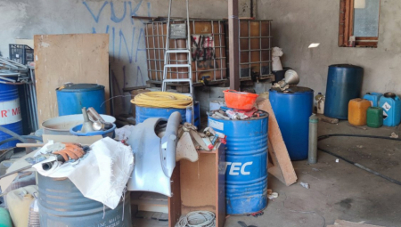 PUN STAN I DVORIŠTE GORIVA Uhapšen muškarac u Surčinu, skladištio i prodavao gorivo i lož ulje  kod kuće (FOTO)