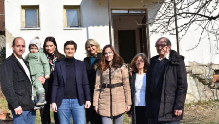 ANA BRNABIĆ I MINISTARKE SA MLADIMA U BORSKOM OKRUGU Obišle bračni par koji se vratio na selo i pokrenuo svoj biznis
