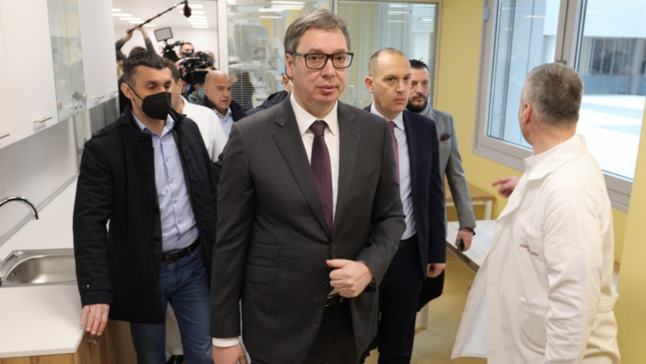 VUČIĆ ODGOVORIO NA SRAMNE PROVOKACIJE NOVINARKE TELEVIZIJE N1 I za vreme tih, za koje radite, za vreme nijihove vlasti, nije mogao ni crtež da se napravi, a kamoli uradi Klinički Centar