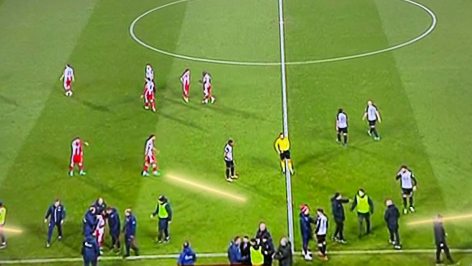 HAOS NA DERBIJU! Obe klupe utrčale na teren, ogromna tenzija!