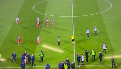 HAOS NA DERBIJU! Obe klupe utrčale na teren, ogromna tenzija!