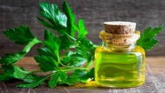 NAJSTARIJI ZAČIN NA SVETU Ulje peršuna usporava starenje kože, "pegla" ožiljke i bore