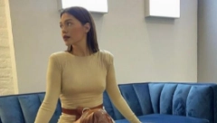 GOLE BUTINE I LAKOVANE ČIZME DO KOLENA! Voditeljka ostavila sve bez daha, bradavice se ocrtavaju kroz pripijenu haljinu!