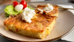 VEOMA PRIMAMLJIVO I PRAKTIČNO JELO Izlivena pita od krompira, brzo se sprema, a još brže pojede