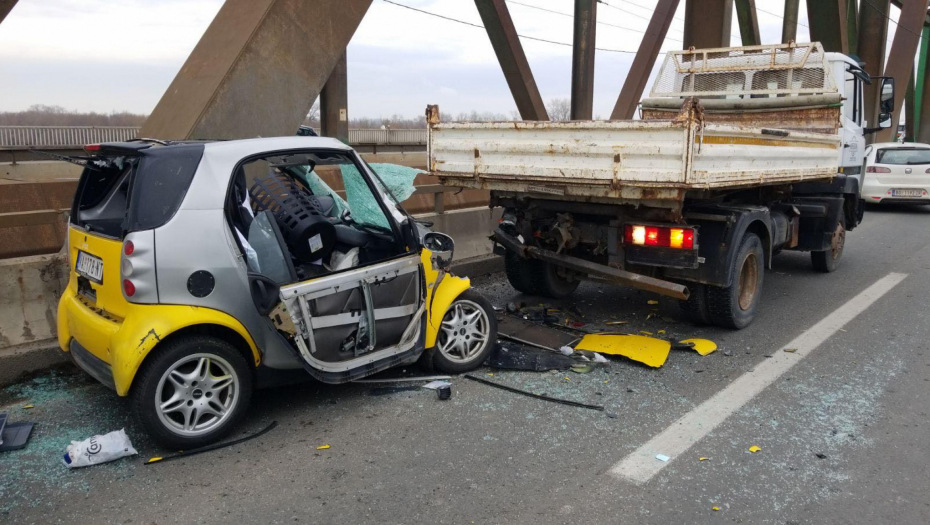 TEŠKA SAOBRAĆAJNA NESREĆA NA PANČEVAČKOM MOSTU Smrskani automobili posle sudara, kolona vozila do centra Beograda