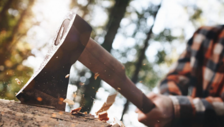 SEKIROM UDARIO MUŠKARCA U GLAVU Horor u Kruševcu