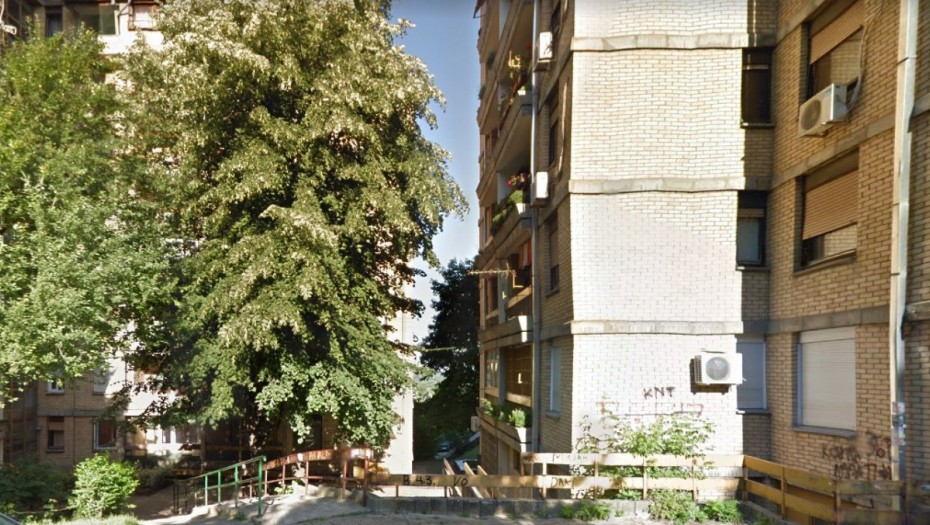MANIJAK NAPAO DEVOJKU NA SAMOM ULAZU U ZGRADU Pratio je, snimao i dodirivao