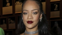 SE*SI MAMA POMERA GRANICE! Trudna Rijana prošetala u tangama i brusu prekrivena čipkom, skandal svetskih razmera!