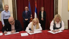 POMAŽEMO SVAKOJ PORODICI KOJOJ JE POTREBNA POMOĆ Vesić na potpisivanju ugovora o donaciji sredstava za izgradnju pet kuća u Glini (FOTO)