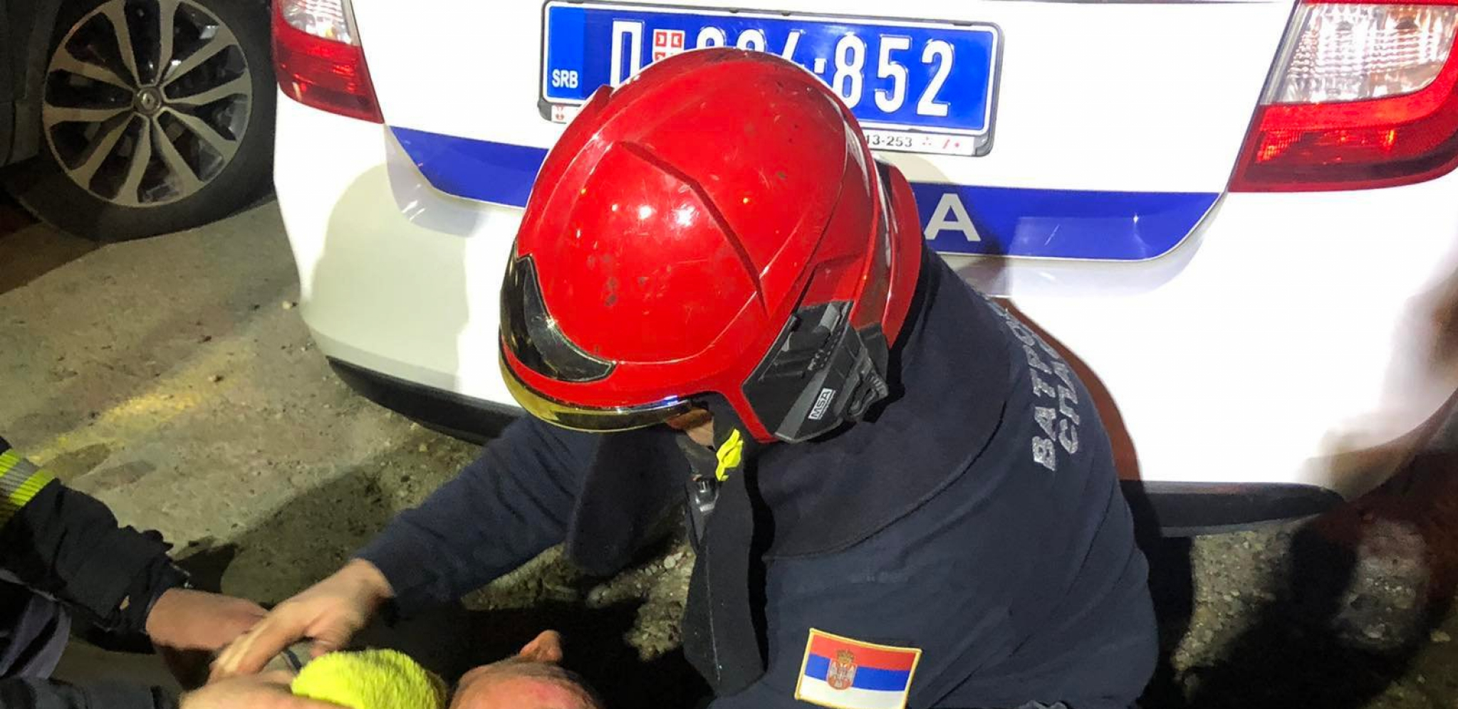 VATROGASCI SPASILI ČOVEKA IZ STANA U PLAMENU Buktinja zahvatila potkrovlje na Zvezdari, evo ŠTA su zatekli na licu mesta