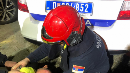 VATROGASCI SPASILI ČOVEKA IZ STANA U PLAMENU Buktinja zahvatila potkrovlje na Zvezdari, evo ŠTA su zatekli na licu mesta