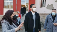 ŠTO VEĆI BROJ DECE UKLJUČITI U SISTEM SPORTA! Vanja Udovičić uručio opremu školi u Guči!