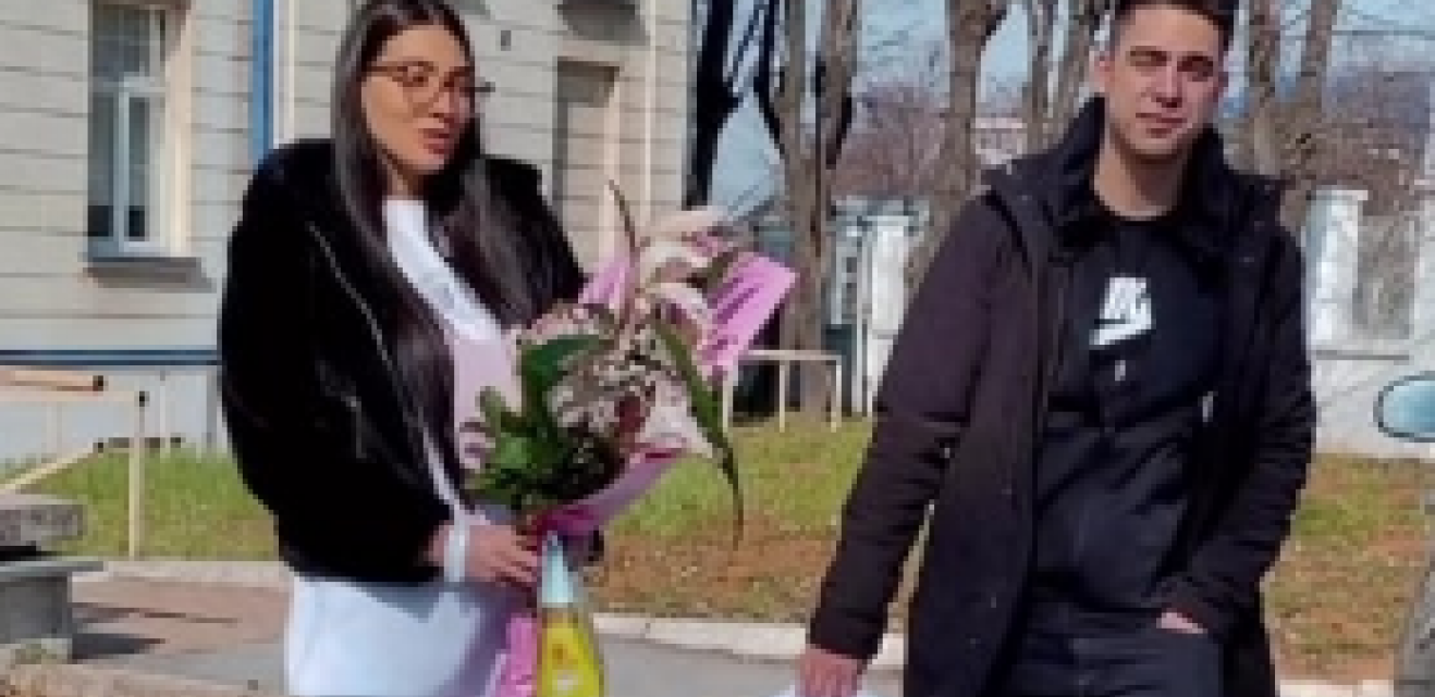 FILIP RELJIĆ IZVEO SINA IZ PORODILIŠTA! Ponosni otac po Matejinu sestru došao sa užim članovima porodice, sreći nema kraja! (FOTO)