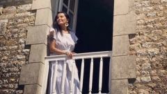 PRAVA MRAČNA ATMOSFERA! Crni svileni čaršafi, luster od perja, evo kako izgleda mistična vila u kojoj Elena Karaman izvodi rituale!