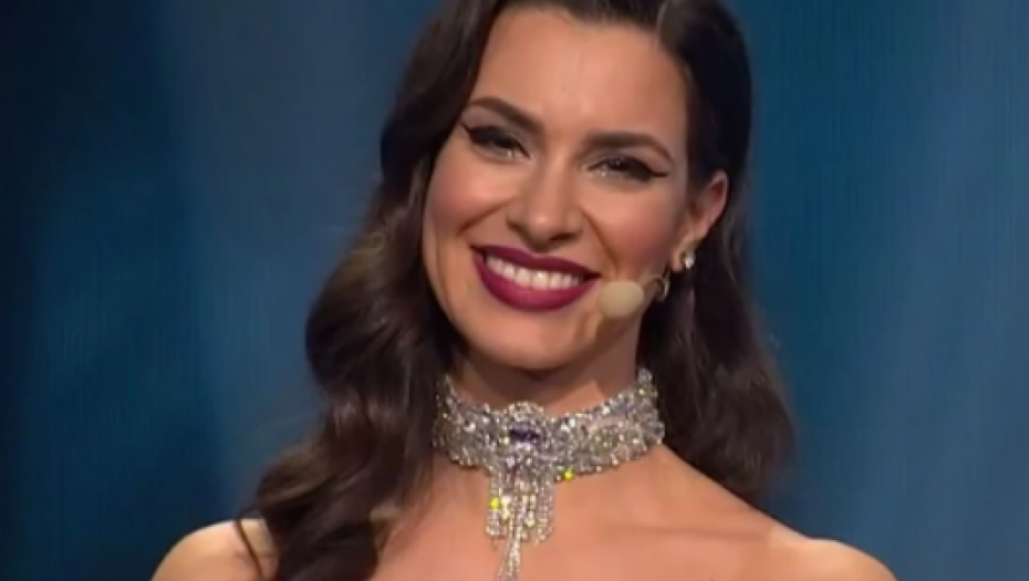 DRAGANA KOSJERINA SPREMNA I ZA VEČERAŠNJI SPEKTAKL! Voditeljka ponovo perfektno obučena i spremna da najavi takmičare!