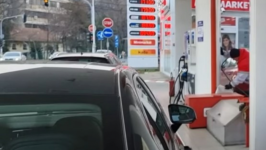 PREVARANT NUDI JAGNJE Zaustavlja vozače na pumpi, traži pare, ima dobar izgovor za to