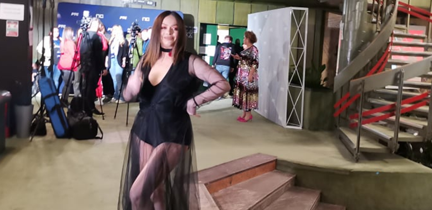 IVANA PETERS OSTAVILA SVE U ČUDU NEOBIČNIM STAJLINGOM! Pevačica se pojavila obučena atraktivno, a evo kako je to izgledalo!