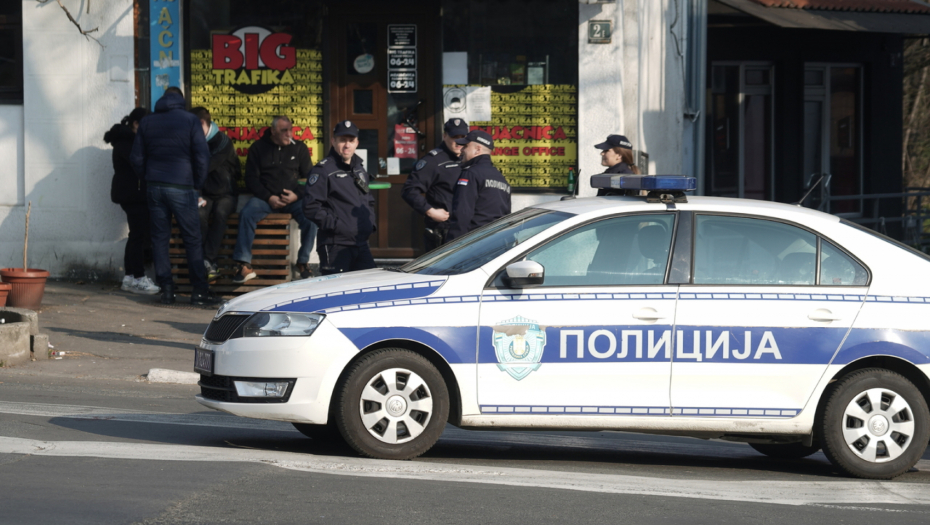 PUCNJAVA NA AUTOKOMANDI Ranjen mladić posle žestoke tuče oko devojke, policijske patrole napravile blokadu