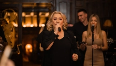 VESNA ZMIJANAC GRADI KUĆE NA BUKULJI, DOK JOJ SE RODNA KUĆA RUŠI! Omiljena Kraljevčanka, redovno obilazi familiju!