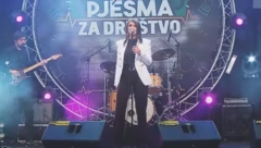 2000. JE NIZALA HITOVE, A ONDA SE DESILA VELIKA TRAGEDIJA Izgubila muža i sina, pa otkrila bolest zbog koje je život promenila iz korena