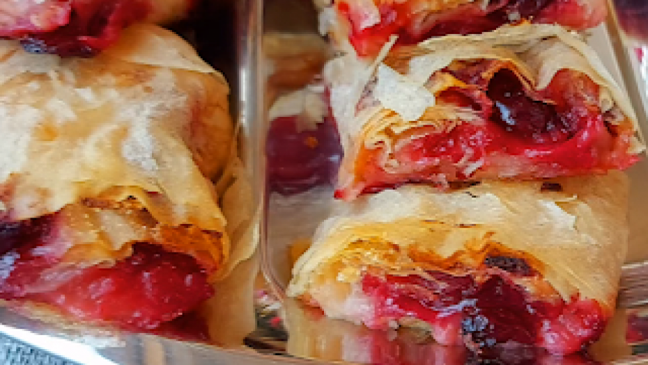 VRHUNSKI DESERT ZA CELU PORODICU Pita sa višnjama, jabukom i grizom, popravlja raspoloženje u trenu (VIDEO)