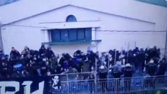 TOTALNI HAOS U KOMŠILUKU! Navijači se gađali stolicama, golman dobio udarac u glavu, utakmica prekinuta! (VIDEO)