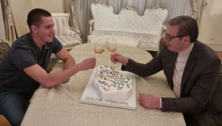 PREDSEDNIK VUČIĆ OBJAVIO FOTOGRAFIJU SA SINOM DANILOM Poruka koju je poslao inspirisala mnoge (FOTO)