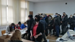 NIŠLIJE DAJU PODRŠKU VUČIĆU Pristalice SNS se masovno okupljaju, počelo prikupljanje potpisa