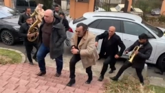LUKAS KASNI NA CRKVENO VENČANJE SINA! Aca došao u pratnji trubača, kitio ih parama, a tu je i njegov drugi sin Andrej! (FOTO/VIDEO)